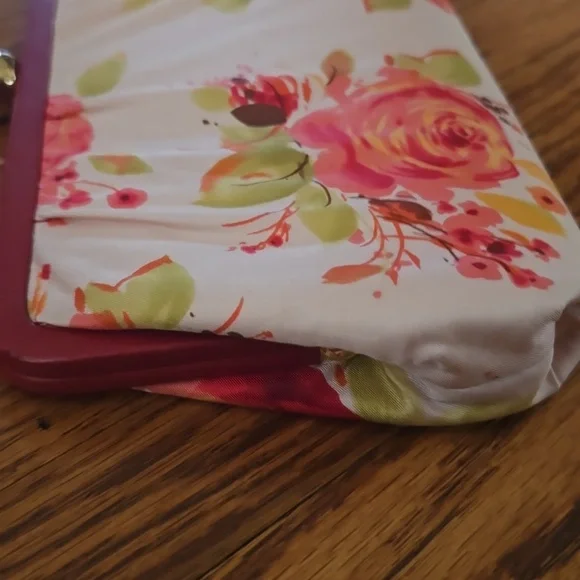 Banana Republic Vibrant Red and Orange Lace Clutch with Intricate Detailing - Picture 4 of 7